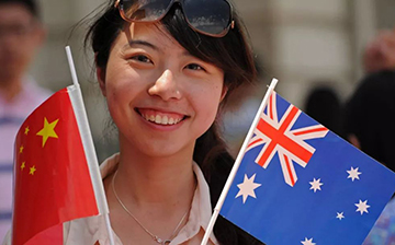 中国移民局已确认！澳籍华人回国发展，VIP通道送“绿卡”！配偶孩子跟着拿！